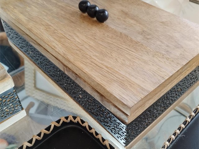 CAJA DE MADERA Y METAL, 26x15cm.