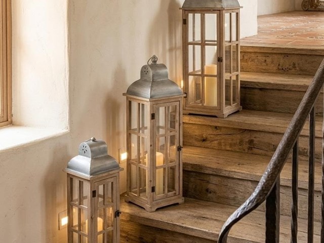 Conjunto de 3 FAROLES madera NATURAL y techo gris decapé, 110cm.