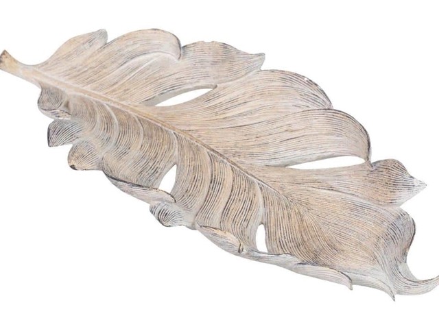 Hoja en tono marrón.