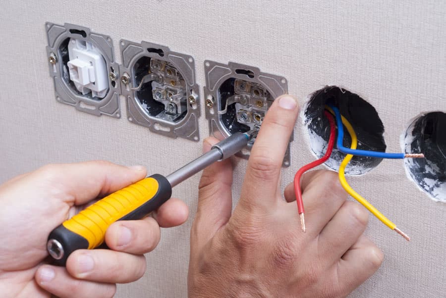 Fontaneros y electricistas