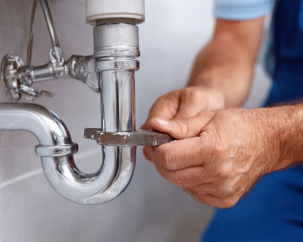 Trabajamos de electricidad y fontanería en Ribeira