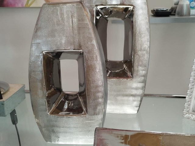 JARRÓN DE CERÁMICA FORMAS PLATA, 28cms.