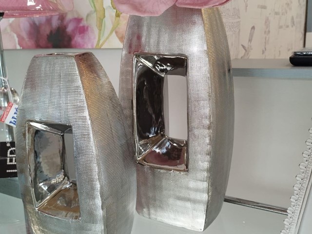 JARRÓN DE CERÁMICA FORMAS PLATA, 38cms.