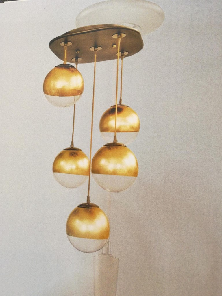 Foto 1 Lámpara colgante de 5 bolas decoradas en pan de oro.