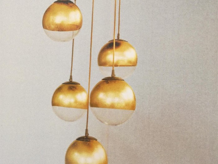 Lámpara colgante de 5 bolas decoradas en pan de oro.