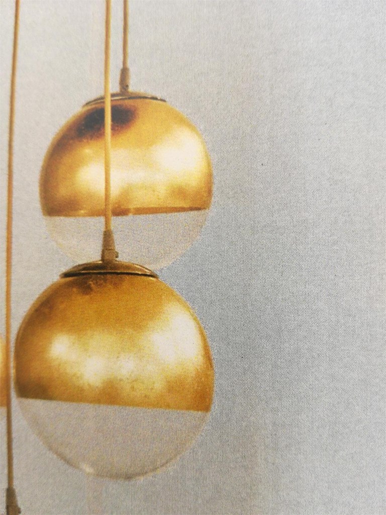 Foto 2 Lámpara colgante de 5 bolas decoradas en pan de oro.