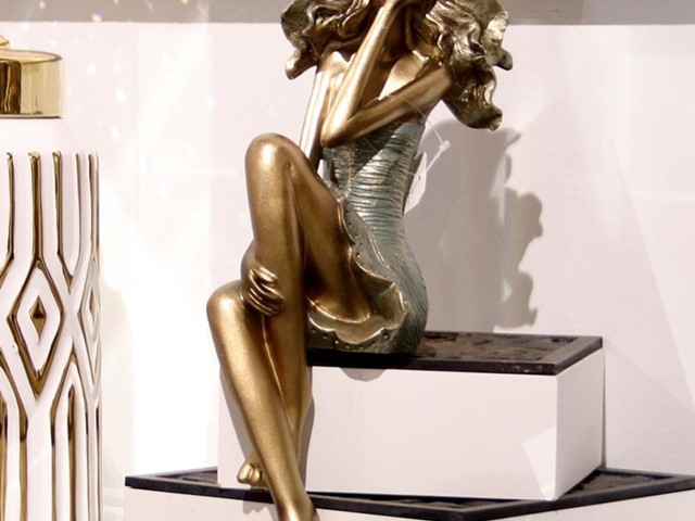 NIÑA SENTADA DORADA, 37cms.