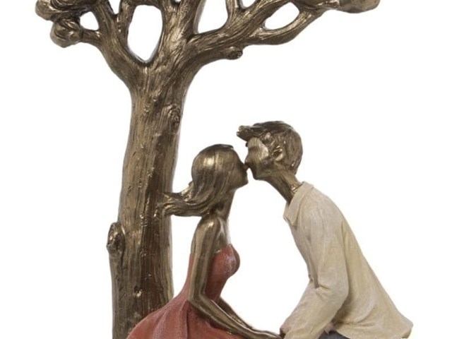 PAREJA BAJO ÁRBOL.